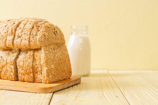 Geschnittenes vollkornbrot