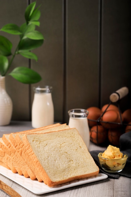 Geschnittenes Weißbrot (Shokupan oder Roti Tawar) zum Frühstück