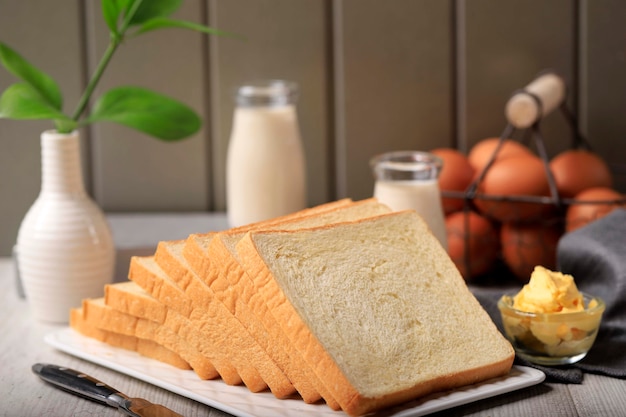 Geschnittenes Weißbrot (Shokupan oder Roti Tawar) zum Frühstück