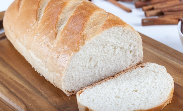 Geschnittenes weißes Brot mit Gewürzen auf einem weißen Küchentisch