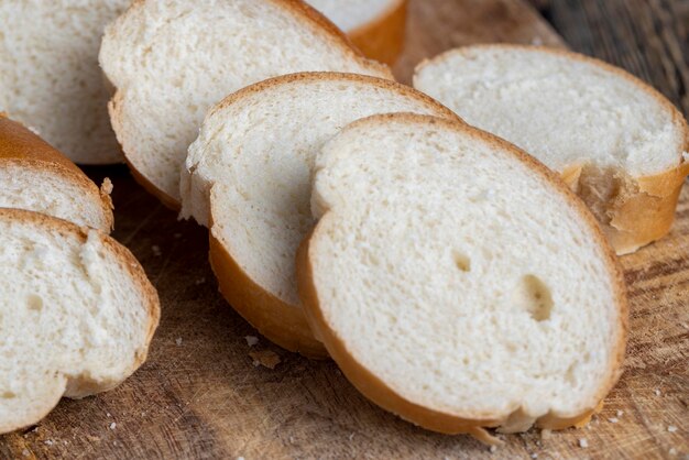 Foto geschnittenes weizenbrot auf dem tisch