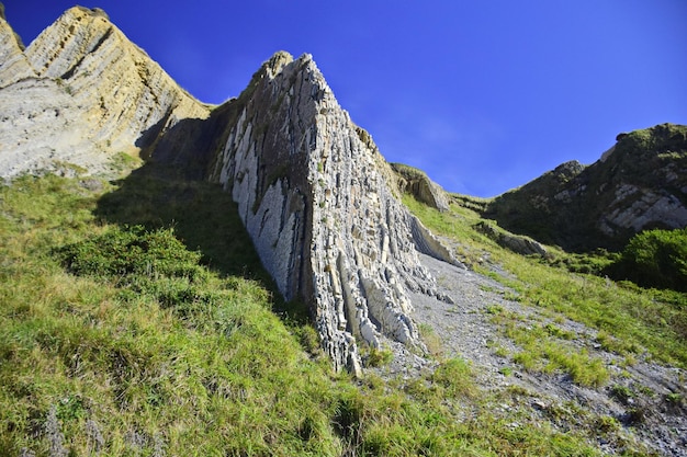 Geschnitzte Felsen an der Küste des Ozeans Der nördliche Jakobsweg Spanien