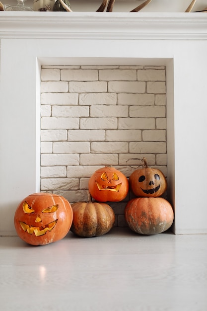 Geschnitzte Halloween Kürbis Laternen neben Kamin zu Hause