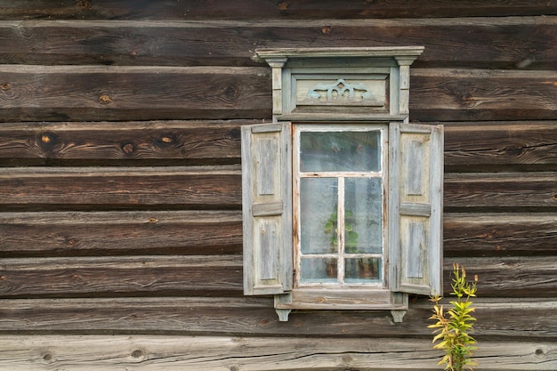 Geschnitzte Holzfenster in alten Holzhäusern im Dorf Oleshnia Tschernihiw, Ukraine