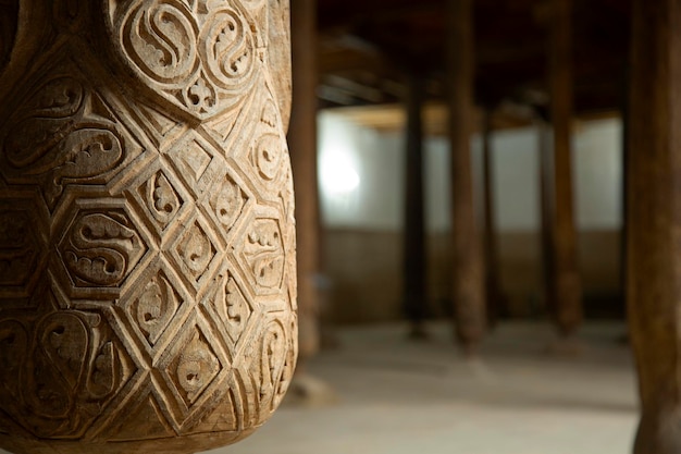 Geschnitzte Säule in einer Moschee