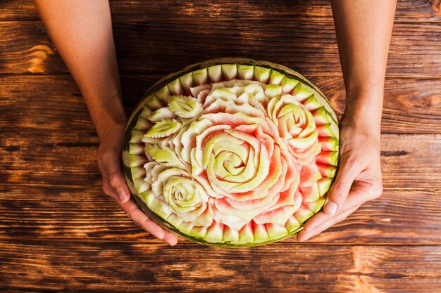 Geschnitzte Wassermelonenfrucht, Draufsicht auf den Tisch