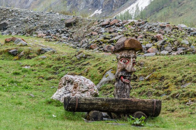 Geschnitzter Brunnen in den Bergen