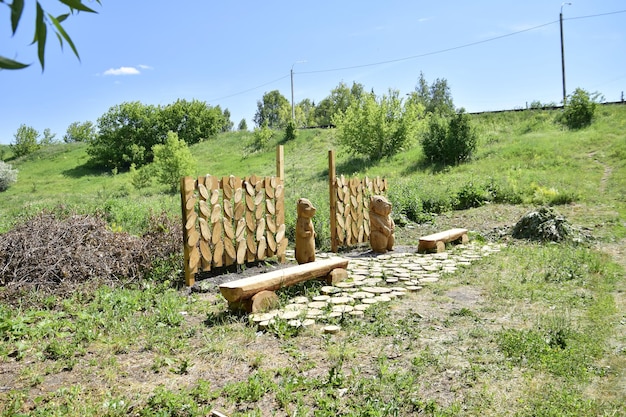 Geschnitzter Holzzaun mit Murmeltierfiguren am Eingang zum Naturschutzgebiet Sengileevsky Mountains Russland