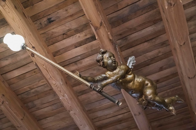 geschnitzter Kronleuchter aus Holz in Form eines Engels im Schloss