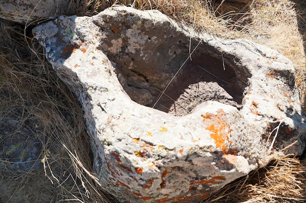 Geschnitzter Stein in Zorats Karer-Denkmal in Armenien