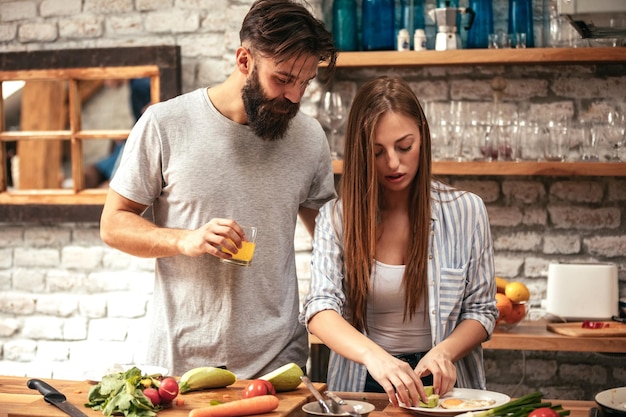 Geschossen von einem attraktiven jungen Paar, das zusammen kocht