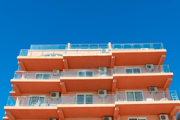 Geschossiges Gebäude mit Balkon im Freien Geschossiges Gebäude mit Balkon im Freien