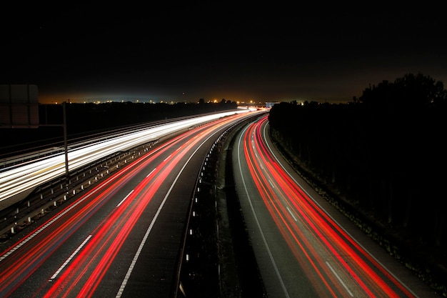 Geschwindigkeitsautos in der Nacht