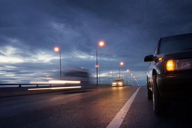 Geschwindigkeitsbewegung von Autos mit selektivem Fokus und langer VerschlusszeitbelichtungTransportkonzept