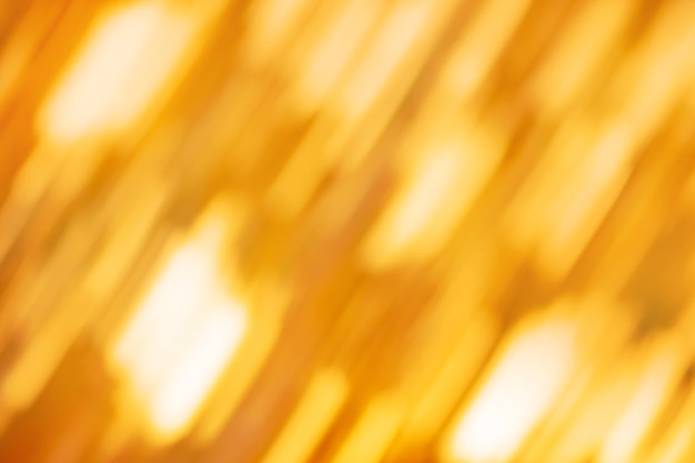 Geschwindigkeitsbewegungsunschärfe auf gelbem Baumwald Zoomender Herbst bunter, unscharfer Bokeh-Hintergrund