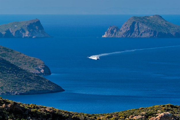 Geschwindigkeitsschnellboot-Katamaranschiff in der Ägäis nahe Milos-Insel in Griechenland