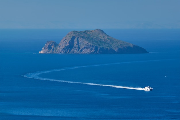 Geschwindigkeitsschnellboot-Katamaranschiff in der Ägäis nahe Milos-Insel in Griechenland