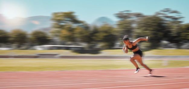 Geschwindigkeitsstrecke und schnelle Frau, die für Fitness-Gesundheitsübungen und Training für Marathon-Wettkämpfe oder Wettkämpfe läuft Sportliches Engagement, Sprint-Action oder Sportler-Läufertraining für die Olympischen Spiele in Frankreich