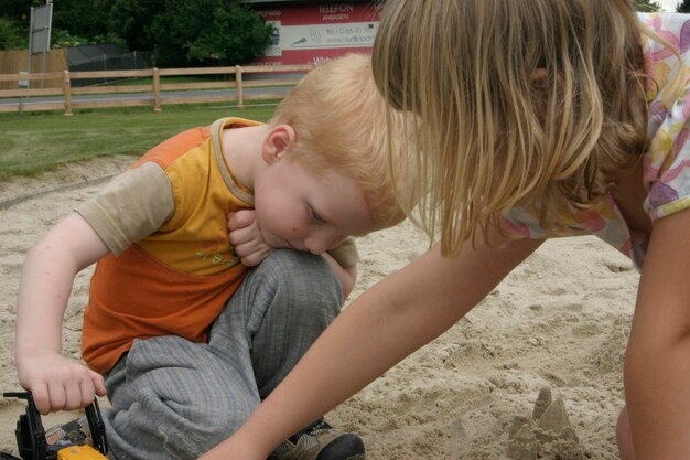 Foto geschwister spielen auf dem spielplatz