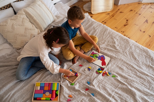 Foto geschwister spielen mit denksportspielzeugen