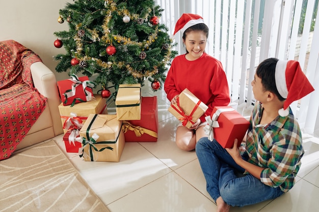 Geschwister tauschen Geschenke aus