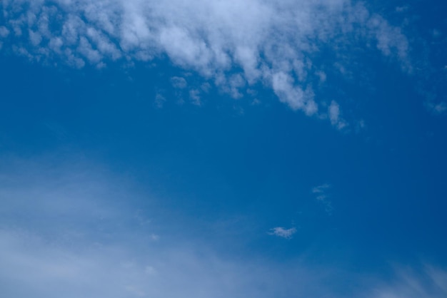 Geschwollene weiße Wolken am blauen Himmel.