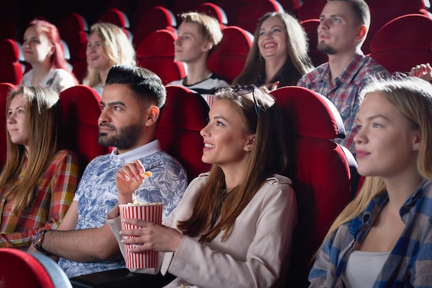 Gesellschaft der lächelnden schönen Frau, die Film schaut.