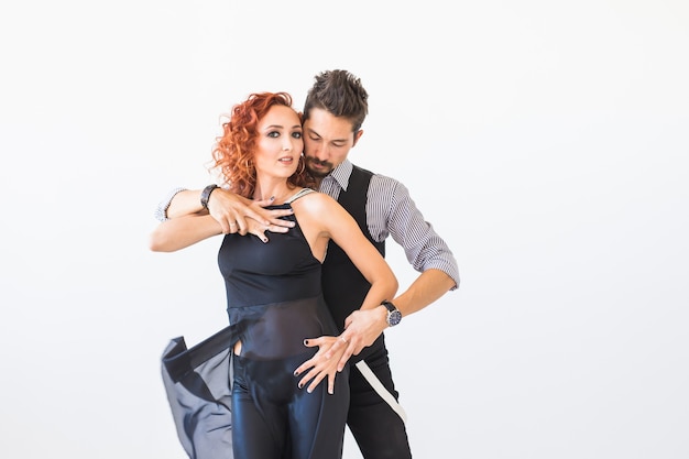 Gesellschaftstanz, Salsa, Zouk, Tango, Kizomba-Konzept - schönes Paar, das Bachata auf Weiß tanzt