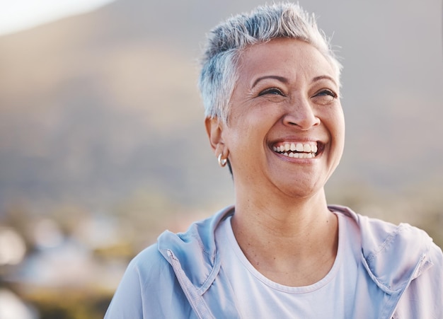 Gesicht älterer Frau und Lächeln mit Fitness im Freien glücklich mit Cardio-Übungsläufer und glücklich im Ruhestand Gesundheit Wellness und aktiver Lebensstil mit reifer weiblicher Laufmockup und Training