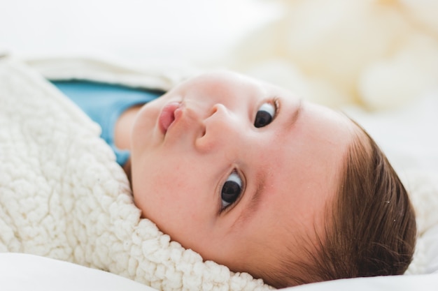 Gesicht des entzückenden Babys, das Kamera anschaut