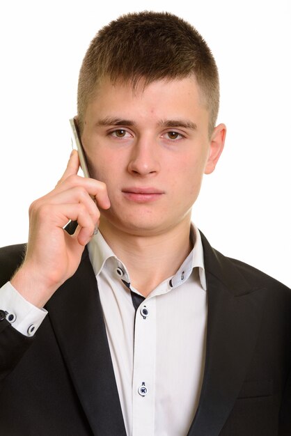 Gesicht des jungen Geschäftsmannes, der auf Handy spricht