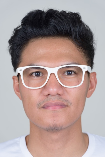 Gesicht des schönen asiatischen Nerd-Mannes mit Brille