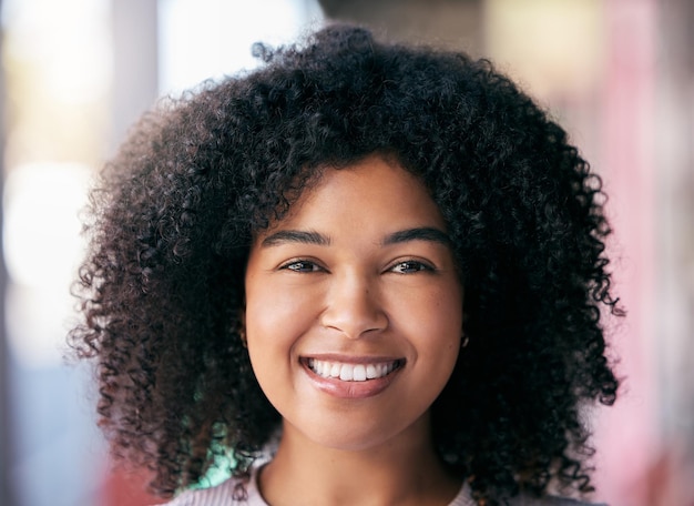 Gesicht einer glücklichen schwarzen Frau und entspannen Sie sich im Urlaub in Südafrika mit einem urbanen, unscharfen Hintergrund und Afro Porträt eines professionellen Mädchens, junger Afroamerikaner mit einem Lächeln und lockigem Afro-Haar