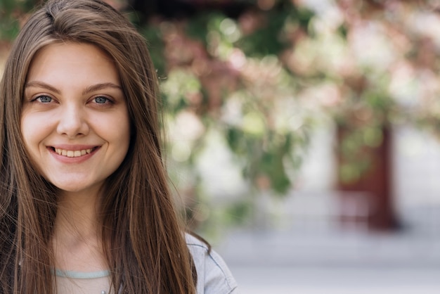 Gesicht einer zarten attraktiven Frau, die draußen bleibt, attraktive Dame mit ihrem Haar, das im Wind weht