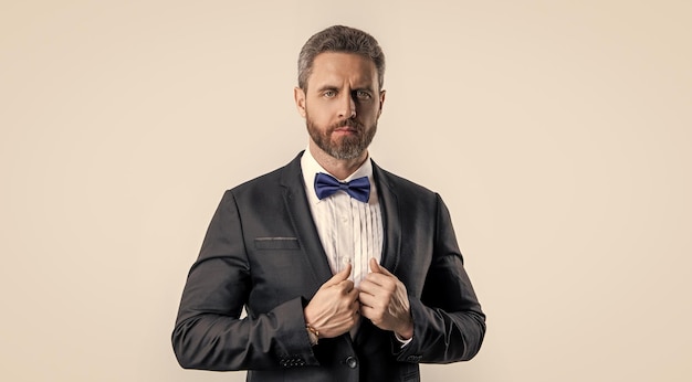 Gesicht eines Smoking-Mannes im Studio Foto eines Mannes, der einen Smoking trägt Mann trägt einen Smoking Formalanzug Mann im Smoking