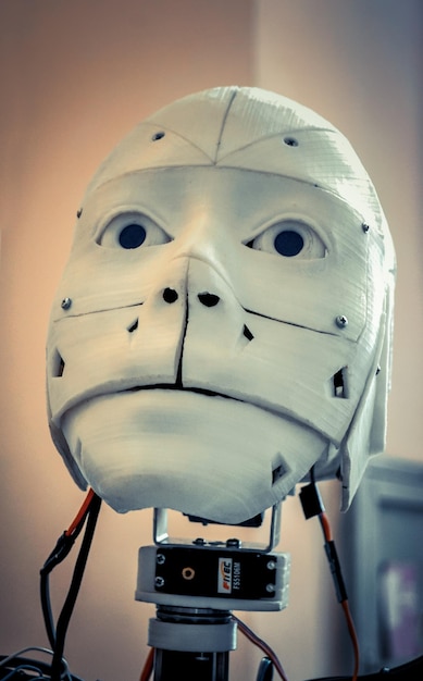 Gesicht Roboter Nahaufnahme Gesicht eines alten Roboters aus weißer schäbiger Kunststoffnahaufnahme