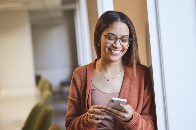 Gesicht Student und Frau mit Telefon im Klassenzimmer für Wissensforschung oder soziale Medien Handy-Universität und glückliche Frau aus Brasilien mit mobilem Smartphone zum Lernen von Studium und Bildung