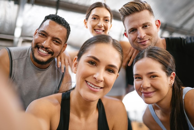 Gesicht und Selfie von Fitness-Freunden im Fitnessstudio mit Lächeln im Porträt, gemeinsame Übungen und Motivation, Gesundheit, Wohlbefinden, Vertrauen, Training und Freundschaft. Menschen sind glücklich auf dem Bild im Trainingsstudio