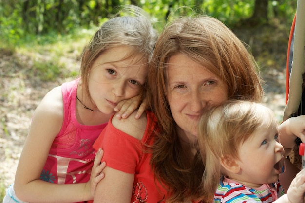 Gesichter der Mutter und ihrer Töchter im Freien