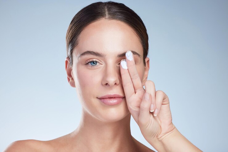 Foto gesichts- und augencreme für frauen im studio zur hydratation, hautpflege, schönheit auf weißem hintergrund, modellporträt und hautprodukt für dermatologie, wellness und ergebnisse mit hyaluronsäure und feuchtigkeitscreme