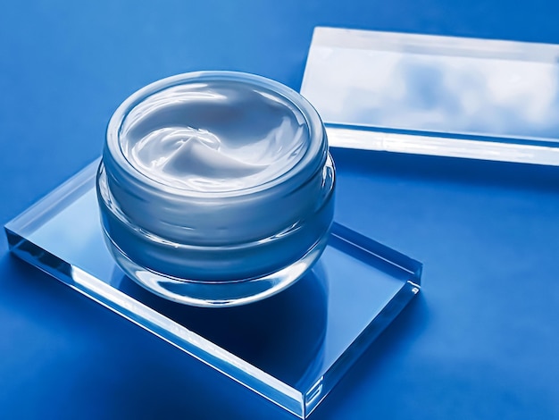 Gesichtscreme-feuchtigkeitscreme-glas auf glas und blauem hintergrund schönheitsprodukt und hautpflege-kosmetikwissenschaft