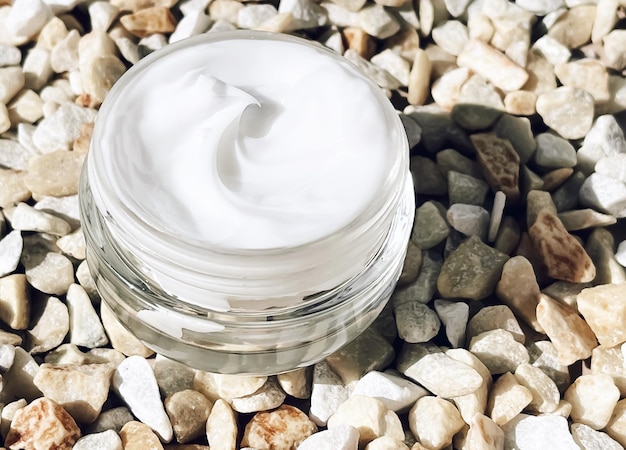 Gesichtscreme Feuchtigkeitscreme Glaskrug auf Stein-Hintergrund Hautpflege und kosmetische Schönheit Produktkonzept