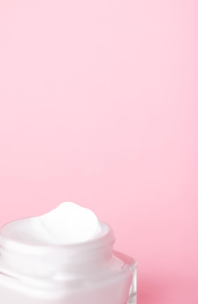 Gesichtscreme-Feuchtigkeitscremeglas auf rosafarbenem Hintergrund, feuchtigkeitsspendende Hautpflegelotion und Lifting-Emulsion, Antiage-Kosmetik für Luxus-Beauty-Hautpflegemarke