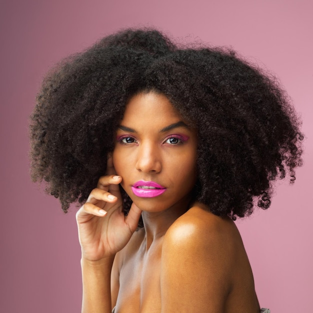 Gesichtshaarpflege und ernsthafte schwarze Frau mit Make-up im Studio isoliert auf rosa Hintergrund für die Hautpflege. Frisurporträtkosmetik und afrikanisches Frauenmodell mit Salonbehandlung für Afro-Schönheit