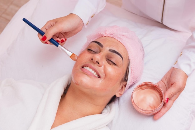 Gesichtsmaske angewendet auf einen Patienten mit Melasma zur Behandlung Hautpflege hydratisierte Haut Hautreinigung Melasma