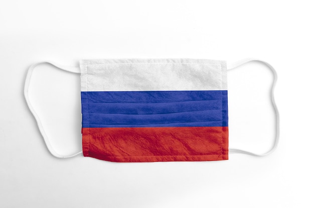 Gesichtsmaske mit gedruckter Russlandflagge, auf Weiß.