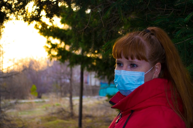 Gesichtsmasken aus Baumwollgewebe atmen für die Haut Europäische Frau mit Koronavirus-Mundbedeckung geht ...