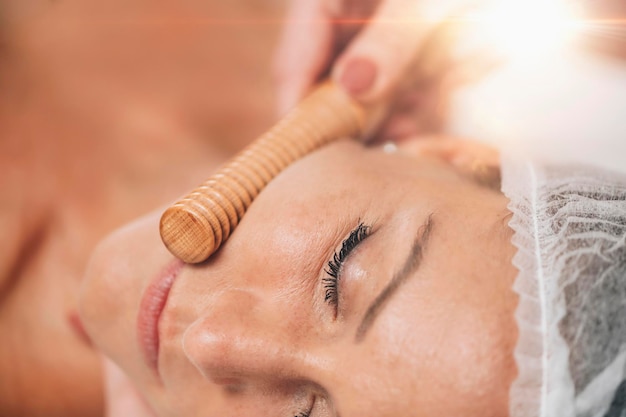 Gesichtsmassage Anti-Aging Madero-Therapie Gesichtsbehandlung im Kosmetikzentrum