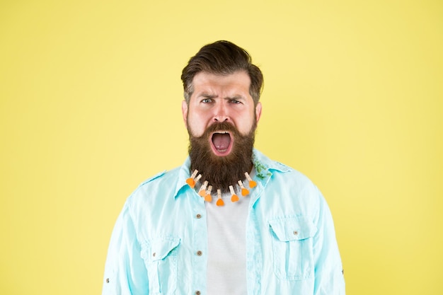 Gesichtspflege Liebespflege mein Bart Haare waschen Haare trocknen Friseursalon Mann Wäscheklammer auf Bart brutaler Mann Wäscheklammer mit Herzen auf Bart legen bärtiger Mann Hipster lässiger Stil Valentinstag