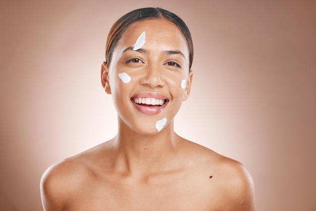 Gesichtspflegecreme und schwarze Frau für Schönheitskosmetik oder gesundes Leuchten auf Studio-Mockup-Produktwerbung Junges Modell in fröhlichem Porträt für Sonnenschutz-Dermatologie-Hautpflege oder Gesichtsförderung
